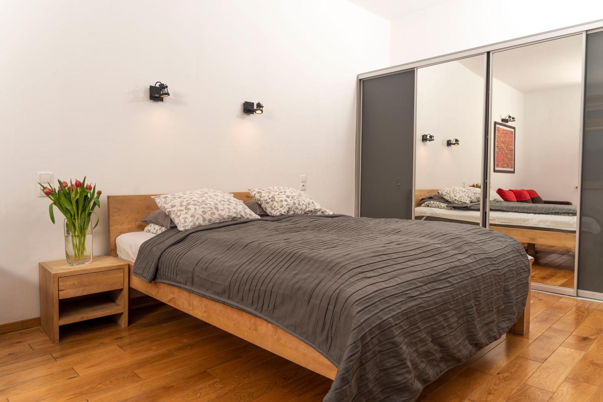 One-Bedroom Apartment SI