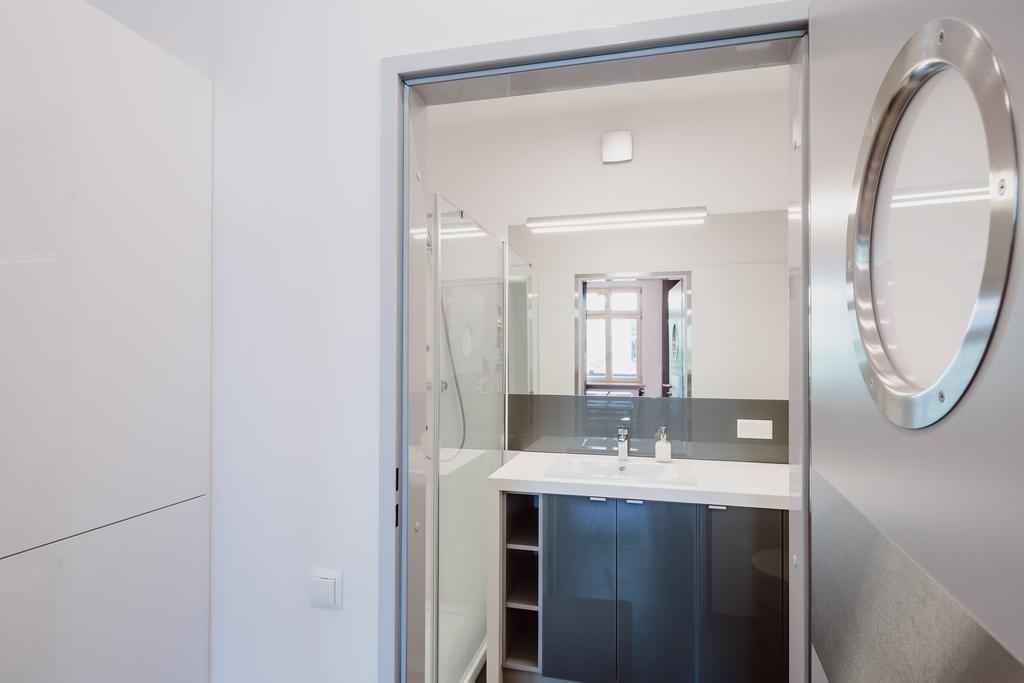 One-Bedroom Apartment SI
